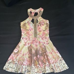 All the beads intact and mesh that stretches and of high quality.